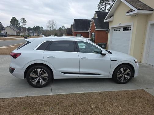 2024 Audi Q8 e-tron Premium Plus