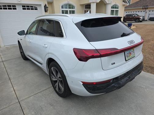 2024 Audi Q8 e-tron Premium Plus