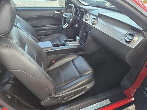 2005 Ford Mustang Deluxe