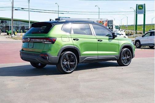 2026 Volkswagen Taos SE Black