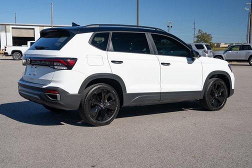 2025 Volkswagen Taos 1.5T SE Black