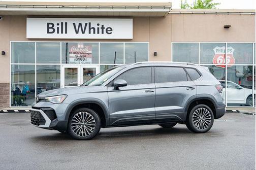 Platinum Gray Metallic 2025 Volkswagen Taos 1.5T SE