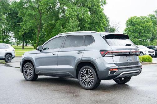 Platinum Gray Metallic 2025 Volkswagen Taos 1.5T SE