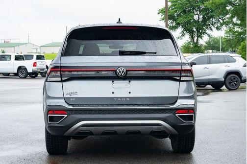 Platinum Gray Metallic 2025 Volkswagen Taos 1.5T SE