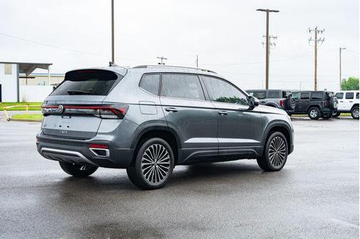 Platinum Gray Metallic 2025 Volkswagen Taos 1.5T SE