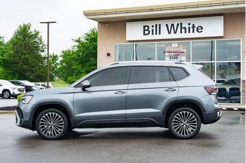 Platinum Gray Metallic 2025 Volkswagen Taos 1.5T SE