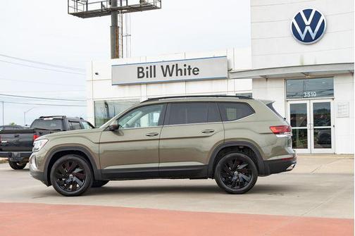 Avocado Green Pearl 2026 Volkswagen Atlas 2.0T SE w/Technology 4MOTION