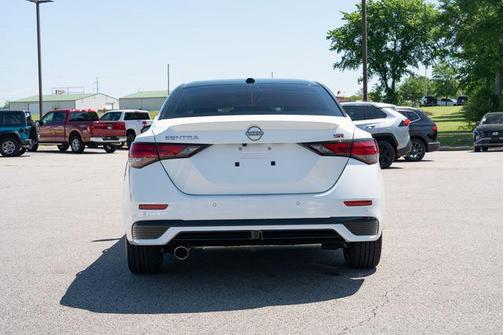 Aspen White Tricoat/Super Black 2024 Nissan Sentra SR