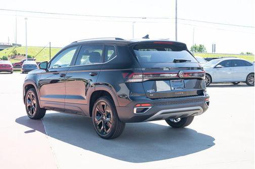 Deep Black Pearl 2026 Volkswagen Taos SE