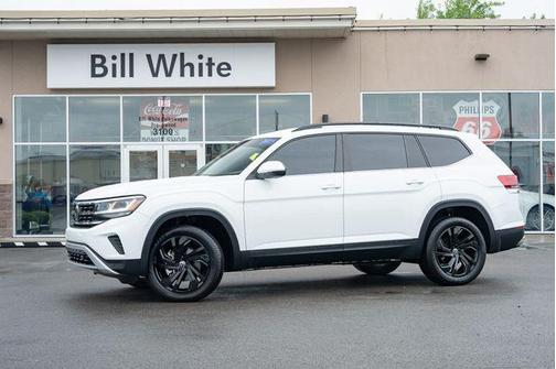 Pure White 2022 Volkswagen Atlas 2.0T SE w/Technology 4MOTION