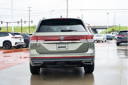 avocado green pearl 2026 Volkswagen Atlas 2.0T SE w/Technology