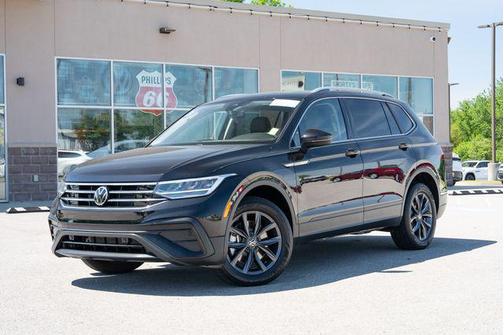 Deep Black Pearl 2023 Volkswagen Tiguan 2.0T SE