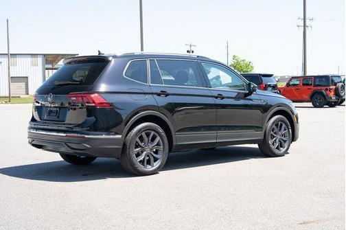 Deep Black Pearl 2023 Volkswagen Tiguan 2.0T SE