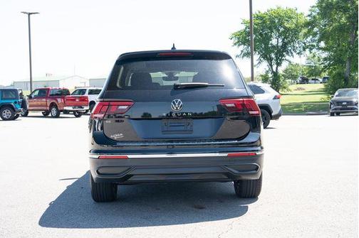 Deep Black Pearl 2023 Volkswagen Tiguan 2.0T SE