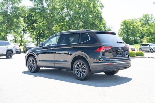 Deep Black Pearl 2023 Volkswagen Tiguan 2.0T SE