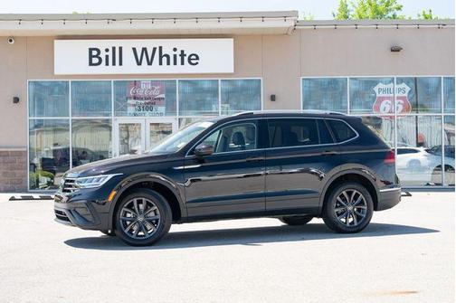Deep Black Pearl 2023 Volkswagen Tiguan 2.0T SE