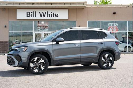 Platinum Gray Metallic 2025 Volkswagen Taos 1.5T SE