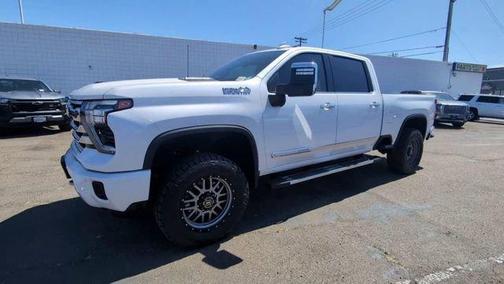 Iridescent Pearl Tricoat 2024 Chevrolet Silverado 2500 High Country