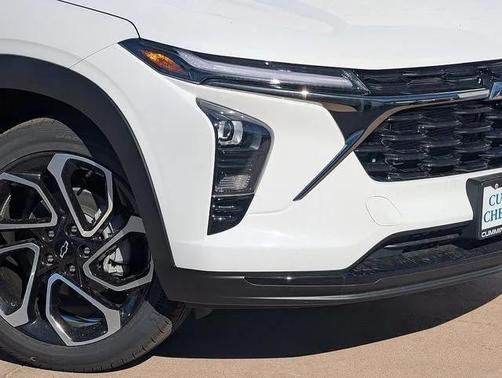 Summit White 2026 Chevrolet Trax FWD 2RS