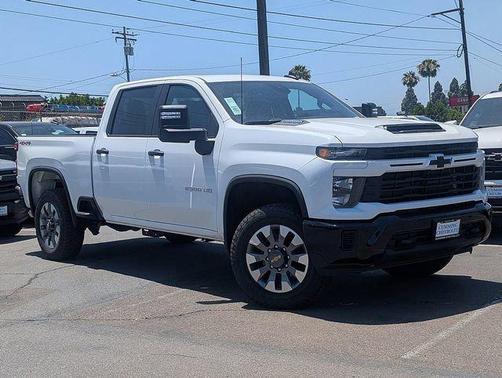 Summit White 2026 Chevrolet Silverado 2500 Custom