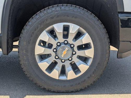 Summit White 2026 Chevrolet Silverado 2500 Custom