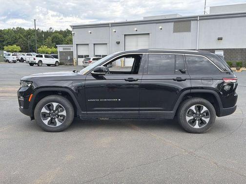 Diamond Black Crystal Pearlcoat 2024 Jeep Grand Cherokee 4xe Base
