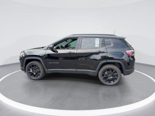 Diamond Black Crystal Pearlcoat 2026 Jeep Compass Latitude