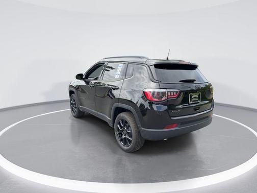 Diamond Black Crystal Pearlcoat 2026 Jeep Compass Latitude