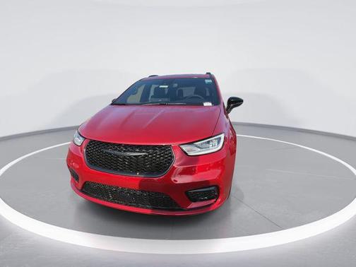 Red Hot Pearlcoat 2026 Chrysler Pacifica Limited