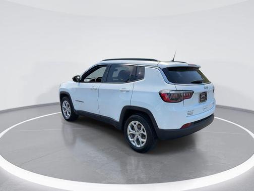 Bright White Clearcoat 2024 Jeep Compass Latitude