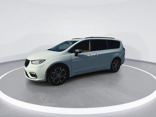 Bright White Clearcoat 2026 Chrysler Pacifica L