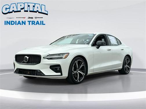 2024 Volvo S60 B5 Plus Dark Theme