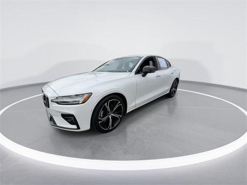 2024 Volvo S60 B5 Plus Dark Theme