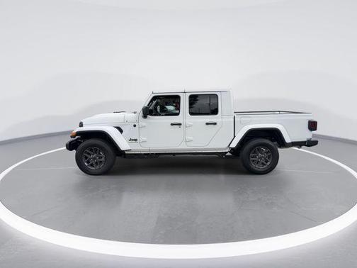 Bright White Clearcoat 2026 Jeep Gladiator Sport S