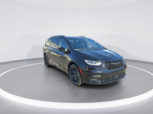 Diamond Black Crystal Pearlcoat 2026 Chrysler Pacifica Limited