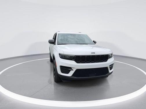 Bright White Clearcoat 2023 Jeep Grand Cherokee Altitude