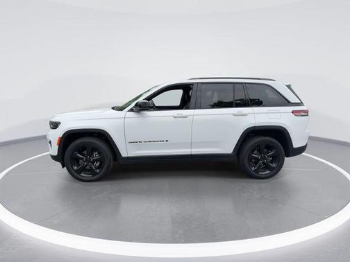 Bright White Clearcoat 2023 Jeep Grand Cherokee Altitude