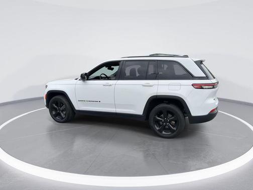 Bright White Clearcoat 2023 Jeep Grand Cherokee Altitude