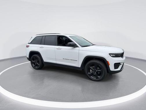 Bright White Clearcoat 2023 Jeep Grand Cherokee Altitude