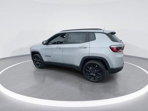 Silver Zynith Metallic Clearcoat 2026 Jeep Compass Latitude