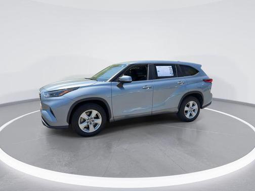 Moon Dust 2023 Toyota Highlander LE