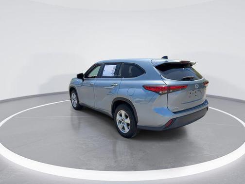 Moon Dust 2023 Toyota Highlander LE