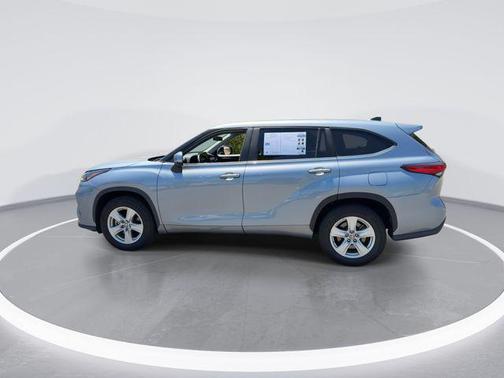 Moon Dust 2023 Toyota Highlander LE