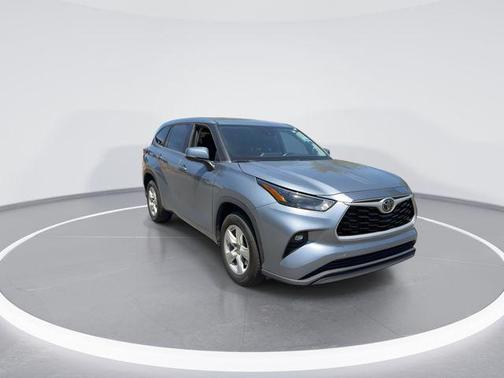 Moon Dust 2023 Toyota Highlander LE