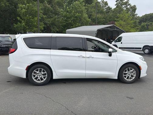 Bright White Clearcoat 2023 Chrysler Pacifica Touring L