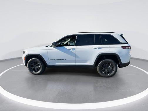 Bright White Clearcoat 2027 Jeep Grand Cherokee Altitude