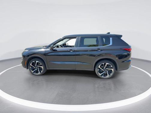 Black 2024 Mitsubishi Outlander
