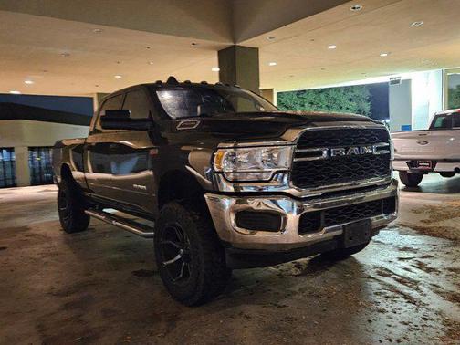 2022 RAM 2500 Tradesman Crew Cab 4x4 6'4' Box
