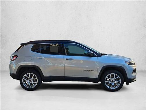Silver Zynith Metallic Clearcoat 2025 Jeep Compass Limited