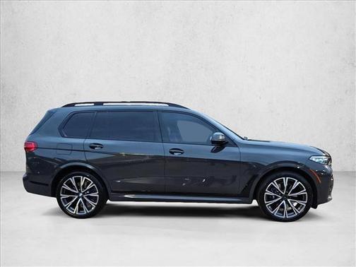 2022 BMW X7 M50i